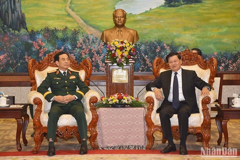 Генерал армии Фан Ван Жанг и Генеральный секретарь ЦК НРПЛ, Президент Лаоса Тхонглун Сисулит. Фото: Чинь Зунг