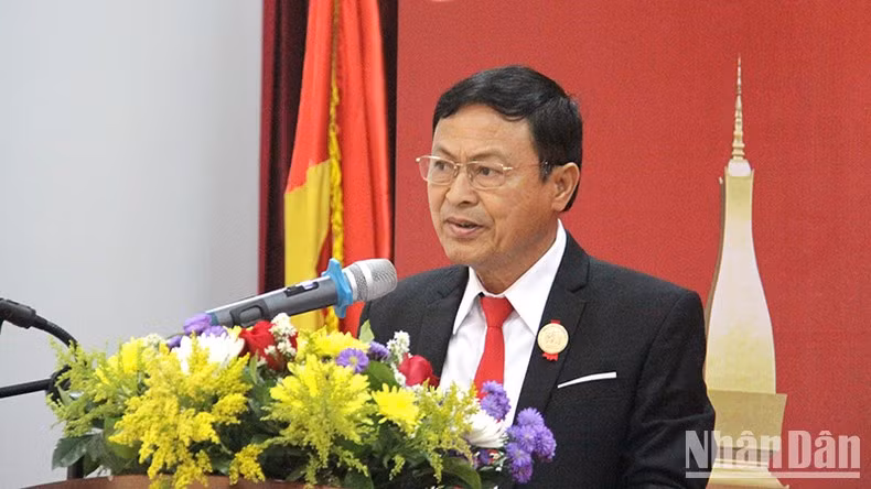 Председатель Генерального общества вьетнамцев в Лаосе Фам Ван Хунг выступает на церемонии. Фото: Хай Тиен