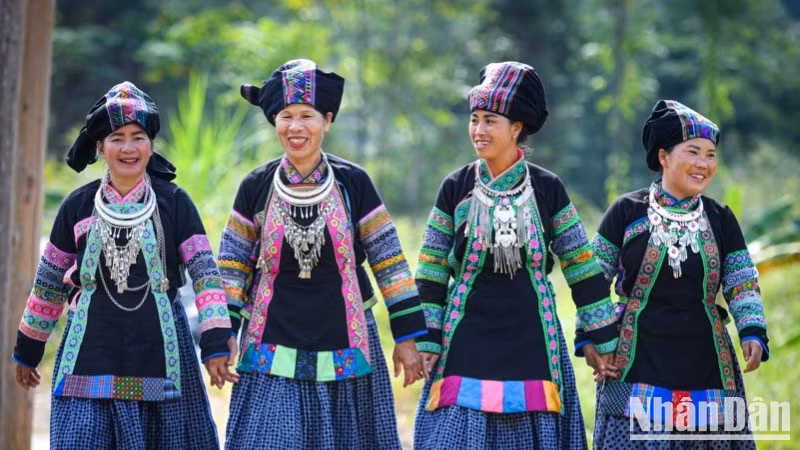 «Счастливые улыбки» женщин народности Бои.