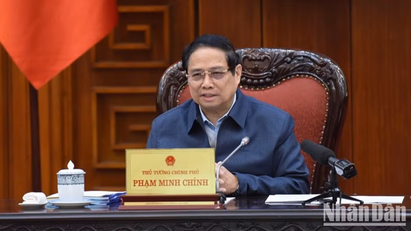 Премьер-министр Фам Минь Тьинь выступает на заседании. Фото: Чан Хай
