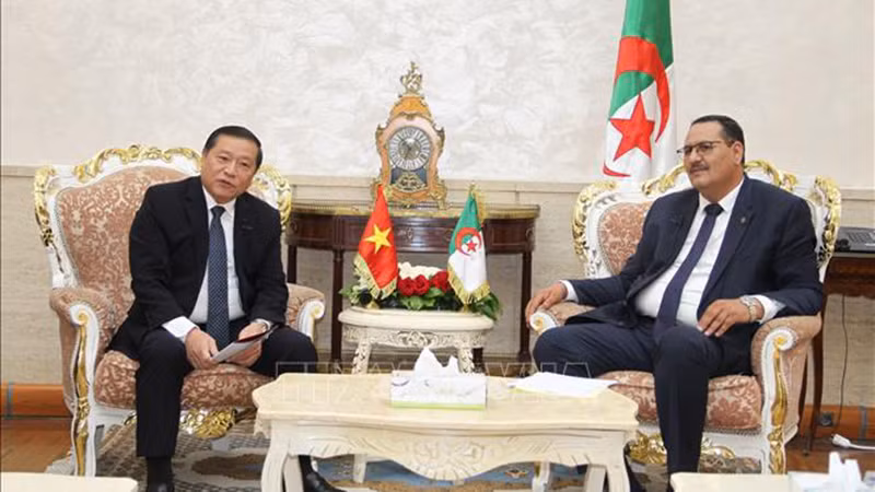 Товарищ Лай Суан Мон и Председатель парламентской группы алжирско-вьетнамской дружбы Салах Джеглул. Фото: ВИА