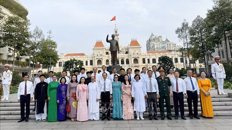 Делегаты в парке памятника Президенту Хо Ши Мину. Фото: ВИА