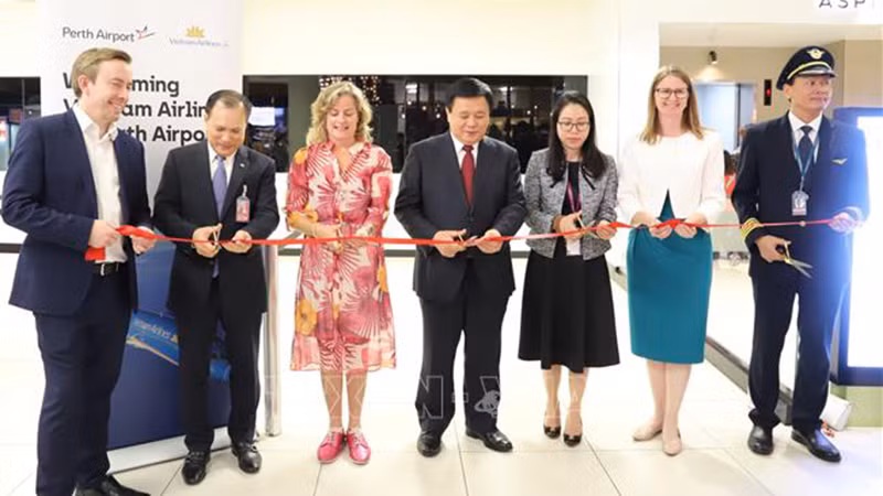 Делегаты разрезают ленту в знак открытия нового маршрута. Фото: ВИА