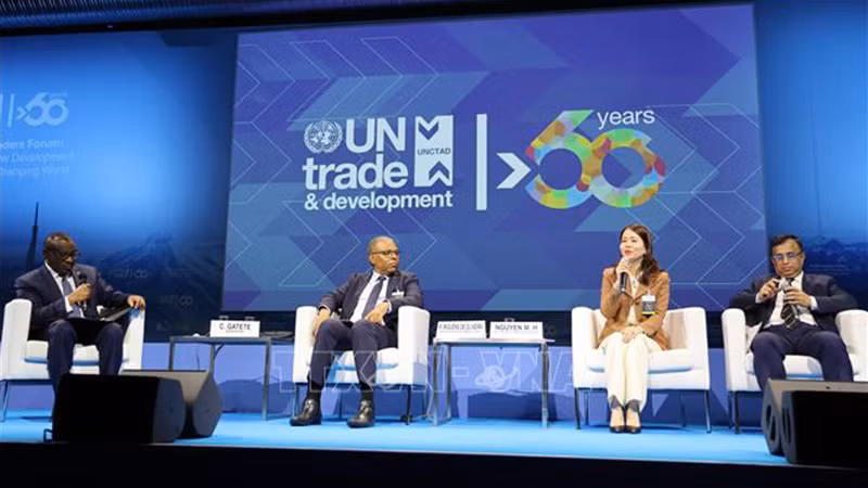 Замминистра Нгуен Минь Ханг выступает на диалоге в рамках форума. Фото: ВИА