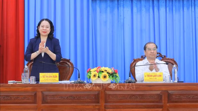 Вице-президент Во Тхи Ань Суан встречается с избирателями в уезде Тхоайшон. Фото: ВИА