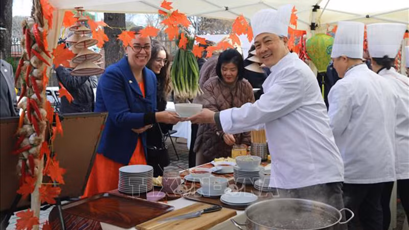 Гости наслаждаются супом «фо» и «нэм». Фото: ВИА