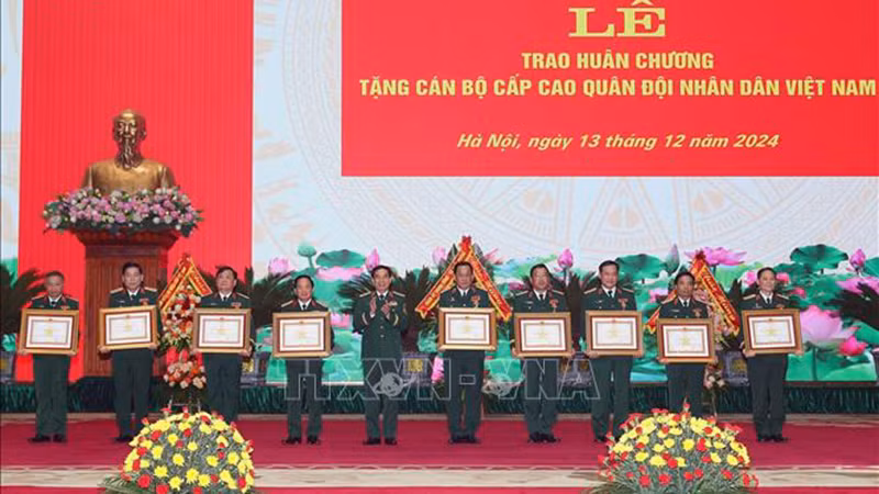 Генерал армии вручает Ордена «За военные заслуги» 3-й степени 10 руководителям ВНА. Фото: ВИА 