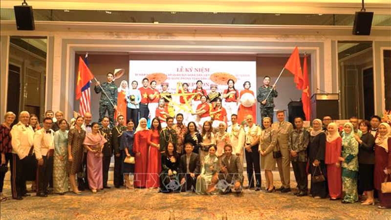 Вьетнамские и малайзийские делегаты на церемонии. Фото: ВИА