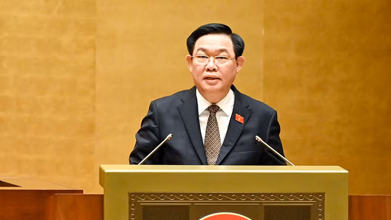 Председатель НС Выонг Динь Хюэ выступает с заключительной речью.