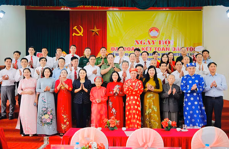 Делегаты фотографируются на память. Фото: hanoimoi.vn