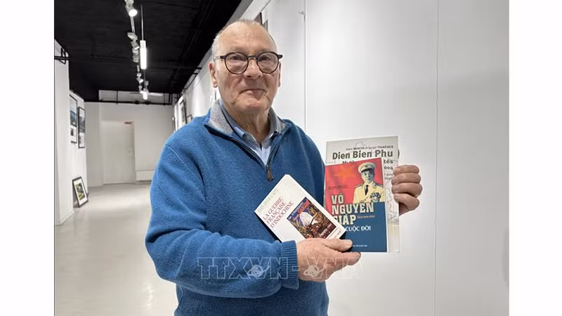 Французский историк Ален Руссио преставляет его книги о Дьенбьенфу. Фото: ВИА