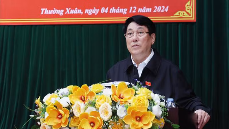 Президент Лыонг Кыонг выступает на встрече с избрателями уезда Тхыонгсуан. Фото: ВИА