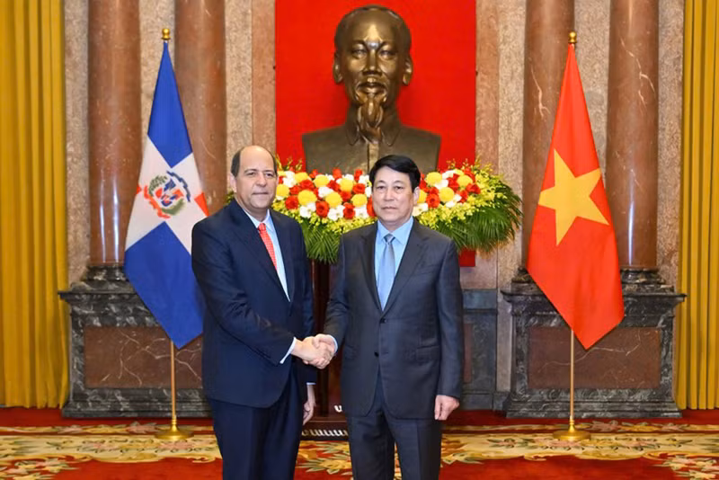 Президент Вьетнама Лыонг Кыонг и Посол Доминиканской Республики Рейнальдо Рафаэль Эспиналь Нуньес. Фото: Тхюи Нгуен