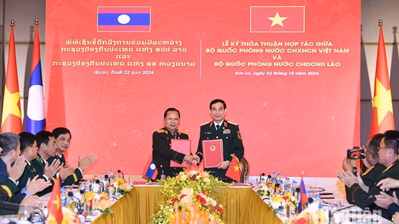 Две стороны подписывают документы о сотрудничестве.