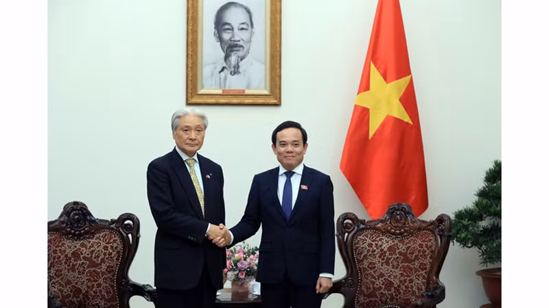 Вице-премьер Чан Лыу Куанг (справа) и губернатор японской префектуры Тотиги Томиказу Фукуда. Фото: VGP