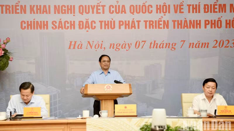 Премьер-министр Фам Минь Тьинь выступает на рабочей встрече.