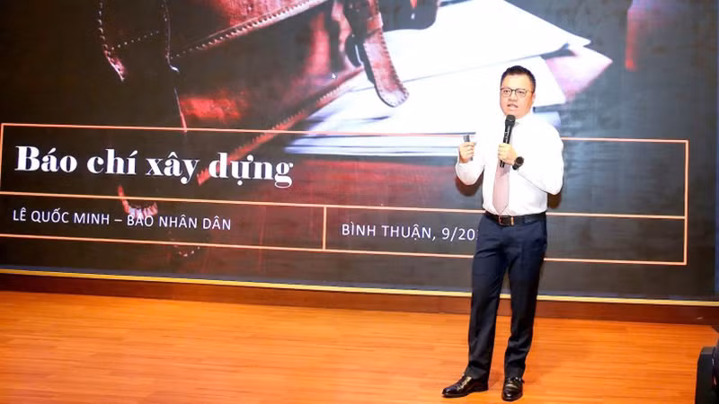 Главный редактор газеты «Нянзан» Ле Куок Минь выступает на форуме.