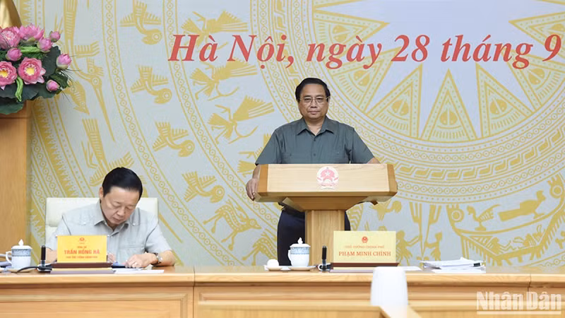 Премьер-министр Фам Минь Тьинь выступает на конференции. Фото: Чан Хай