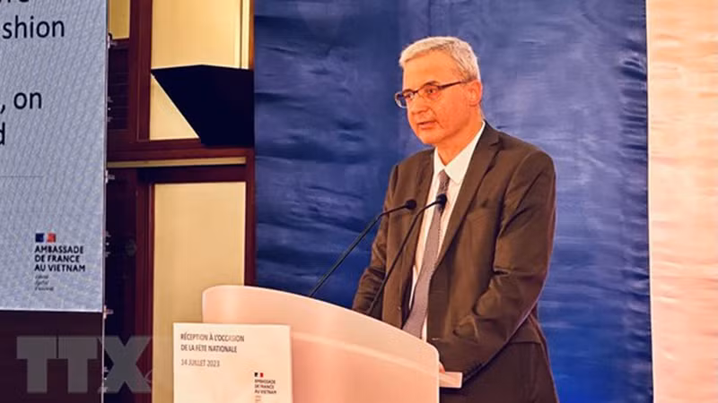 Посол Франции во Вьетнаме Николя Уорнери выступает на церемонии. Фото: ВИА Посол Франции во Вьетнаме Николя Уорнери выступает на церемонии. Фото: ВИА