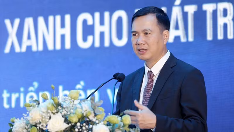 Замминистра науки и технологий Буй Тхэ Зюи выступает на форуме. 