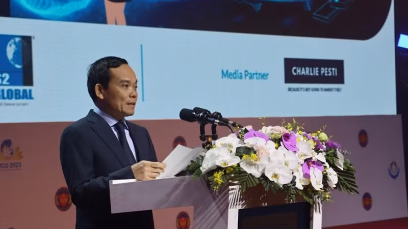 Вице-премьер Чан Лыу Куанг выступает на мероприятии.