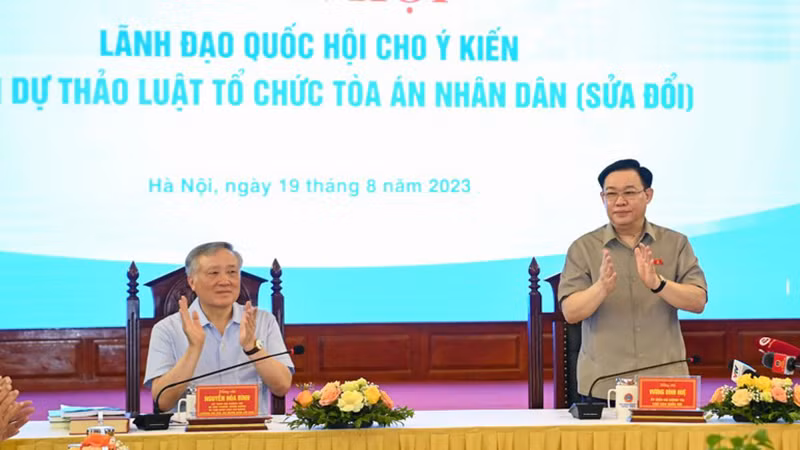 Председатель НС Выонг Динь Хюэ председательствует на заседании. Фото: Зюи Линь