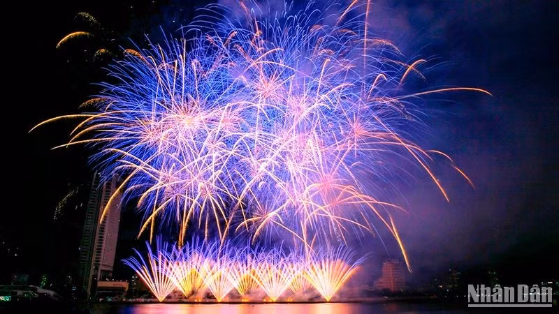 Вьетнам и Финляндия соревнуются на открытии фестиваля. 