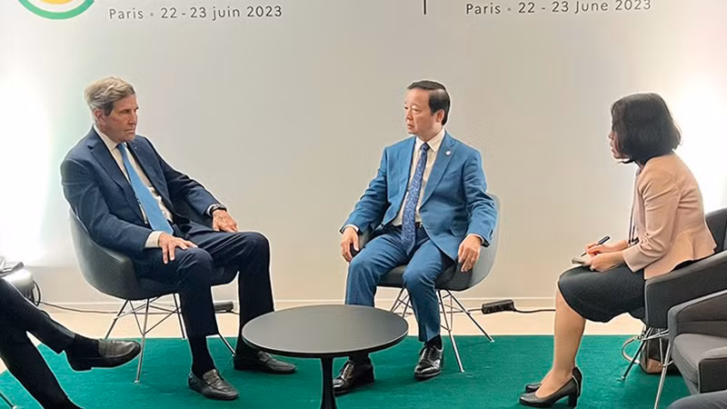 Вице-премьер Чан Хонг Ха (в центре) и Специальный посланник Президента США по вопросам климата Джон Керри.