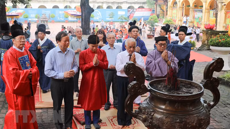 Делегаты воскуряют благовония.