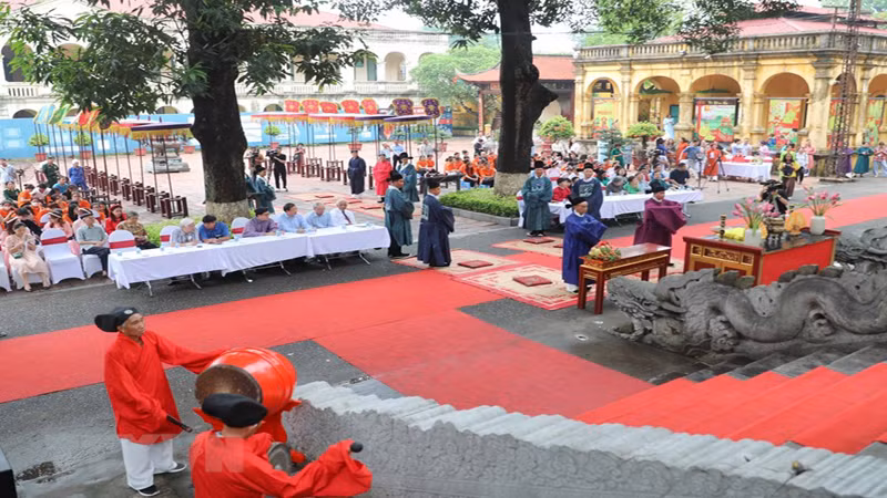 Мандарины выполняют ритуал подношения фруктов и блюд, воскурения благовоний в память о предшественниках.