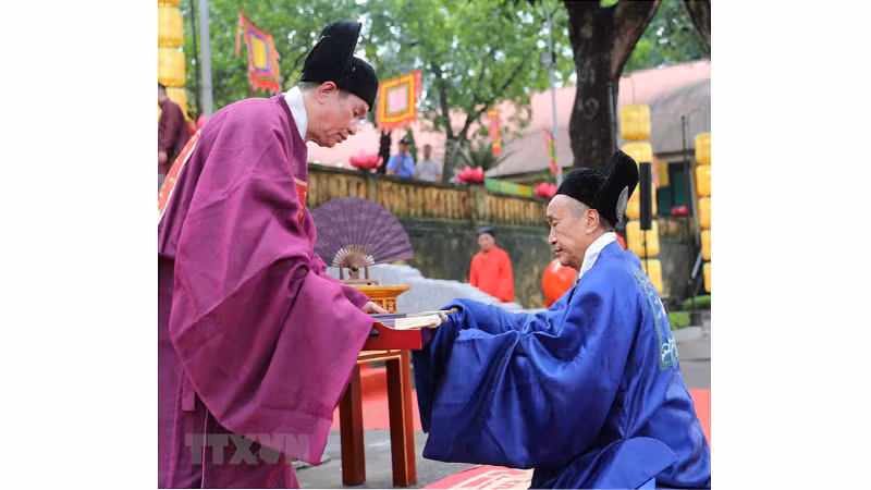 Ритуал вручения бумажных вееров мандаринам.