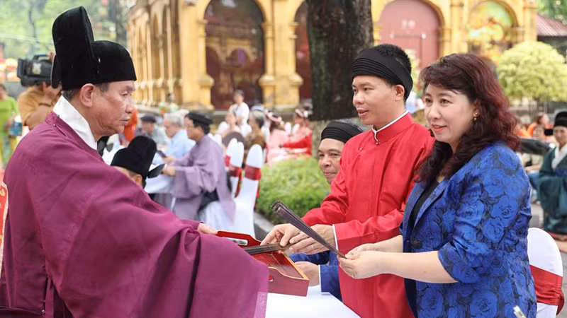 Вручение бумажных вееров участникам программы.