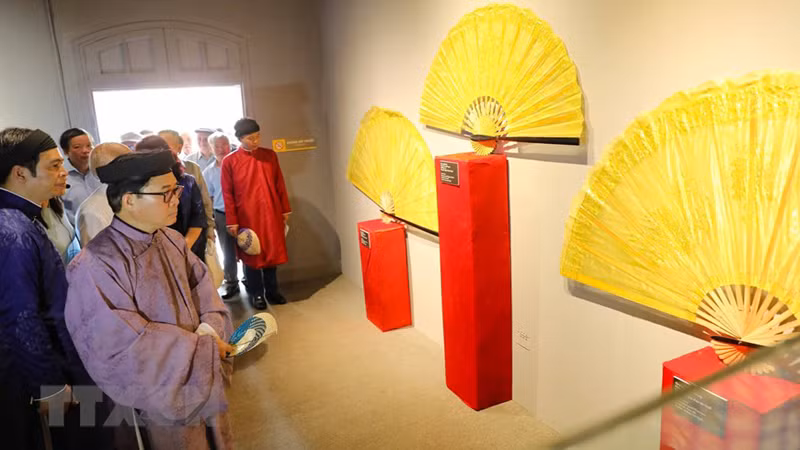 Гости посещают выставочное пространство.