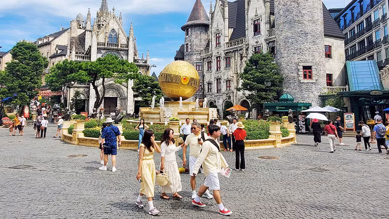 Международные туристы посещают курорт Ba Na Hills (Дананг). Фото: То Ха