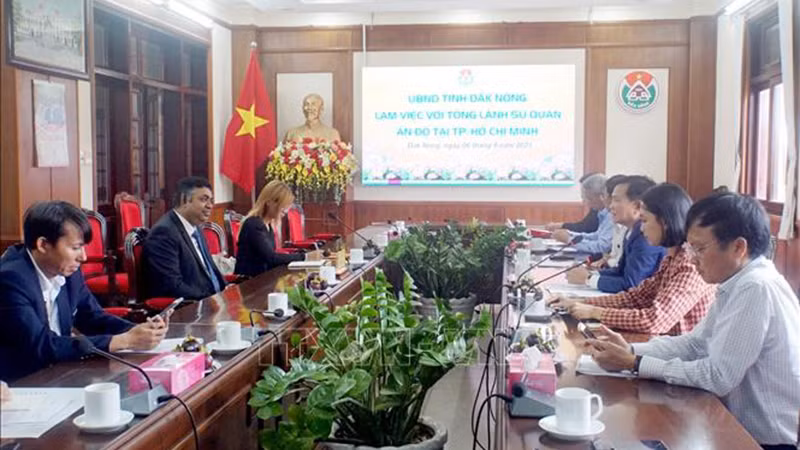 Общий вид рабочей встречи между руководителями провинции Дакнонг и индийской стороной. Фото: ВИА Общий вид рабочей встречи между руководителями провинции Дакнонг и индийской стороной. Фото: ВИА