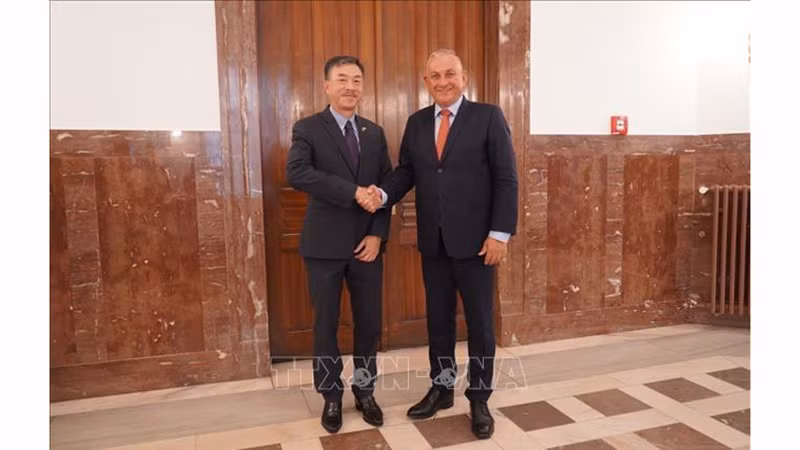 Посол Вьетнама в Чехии Зыонг Хоай Нам и Министр Йозеф Сикела. Фото: ВИА