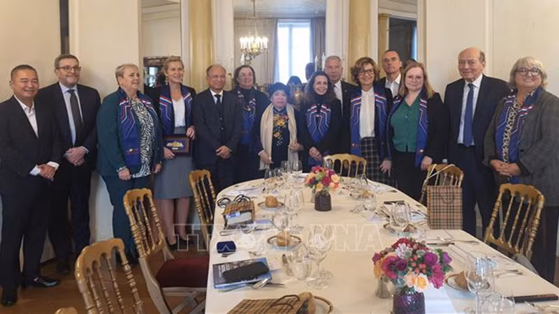 Две группы дружбы фотографируются на память. Фото: ВИА