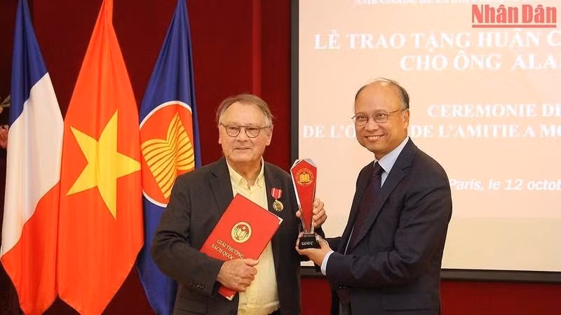 Историк Ален Руссио получает приз C 5-й Национальной книжной премии 2022 г. Фото: Кхай Хоан