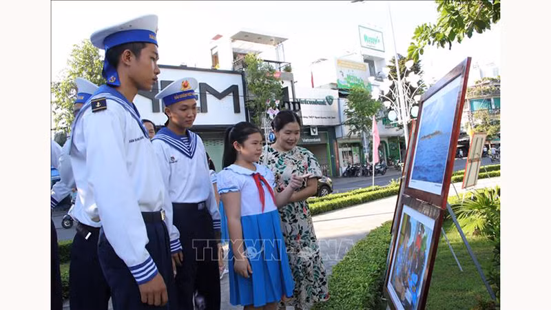 Военнослужащие и школьники посещают выставку. Фото: ВИА