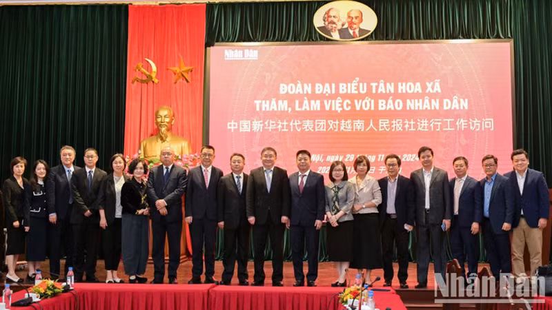 Делегация информационного агентства Синьхуа посещает газету «Нянзан» с рабочим визитом. Фото: Тхэ Дай