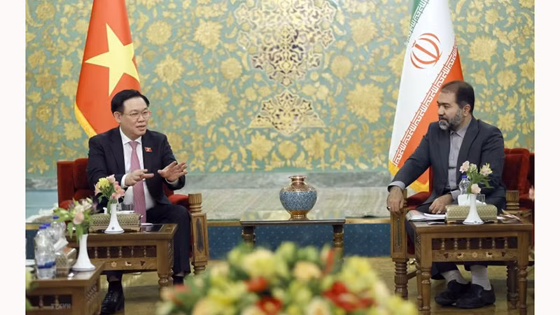 Председатель НС Выонг Динь Хюэ (слева) и губернатор провинции Исфахан Реза Мортазави. Фото: ВИА