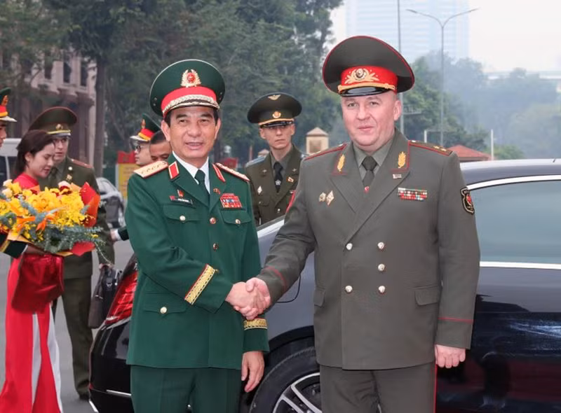 Генерал армии Фан Ван Жанг и генерал-лейтенант Виктор Геннадьевич Хренин.