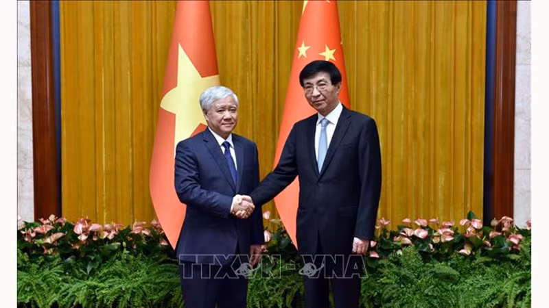 Товарищ Ван Хунин встречает товарища До Ван Тьиена в Доме народных собраний в Пекине, 20 июля 2023 года. Фото: ВИА