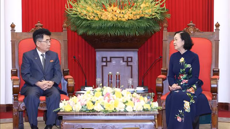 Постоянный член Секретариата ЦК КПВ Чыонг Тхи Май и товарищ Ким Сон Нам. Фото: ВИА