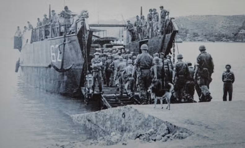 Последние фрацузские солдаты отбывают из Хайфона, 13 мая 1955 года.