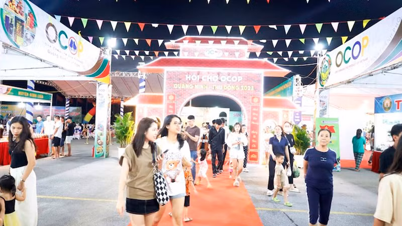 Ярмарка привлекает большое количество посетителей.