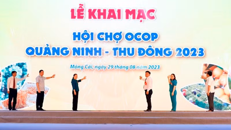 Делегаты нажимают кнопку в знак открытия ярмарки.