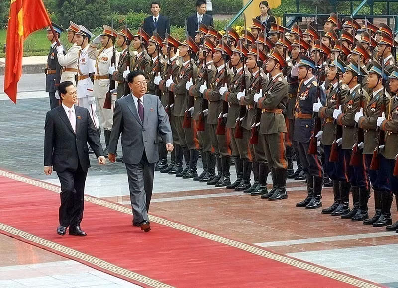 Премьер-министр Нгуен Тан Зунг председательствует на церемонии встречи Премьер-министра КНДР Ким Ён Ира во время его официального визита во Вьетнам с 26 по 30 октября 2007 года. Фото: ВИA Премьер-министр Нгуен Тан Зунг председательствует на церемонии встречи Премьер-министра КНДР Ким Ён Ира во время его официального визита во Вьетнам с 26 по 30 октября 2007 года. Фото: ВИA
