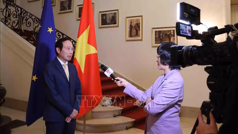 Посол Нгуен Ван Тхао дает интервью корреспонденту ВИА в Брюсселе. Фото: ВИА