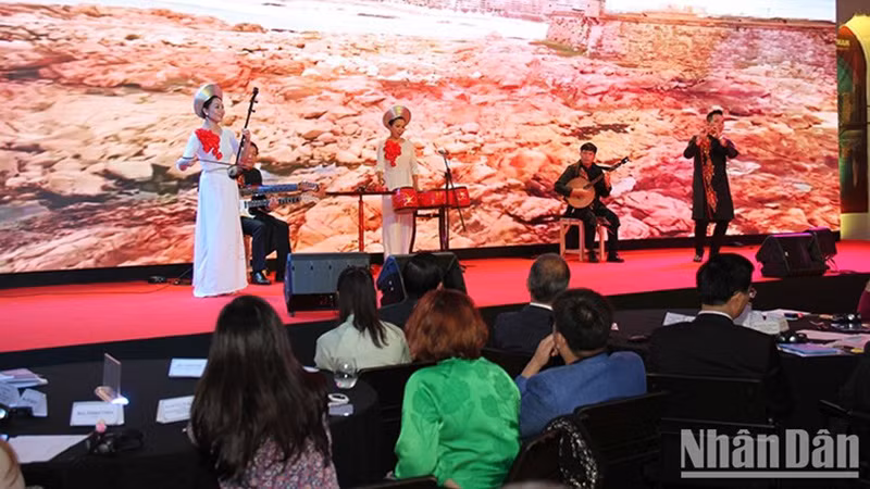 Художественный номер на фестивале. Фото: Кхай Хоан